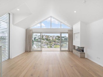 Brand New Freestanding Townhouse - Views and Lift