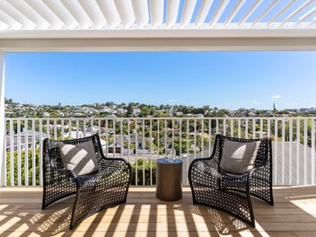 Brand New Freestanding Townhouse - Views and Lift