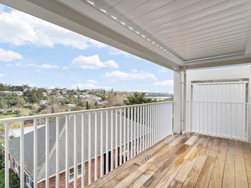Brand New Freestanding Townhouse - Views and Lift
