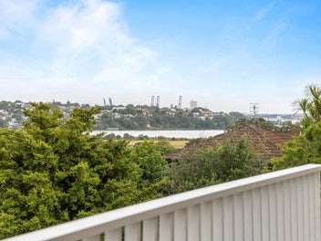 Brand New Freestanding Townhouse - Views and Lift