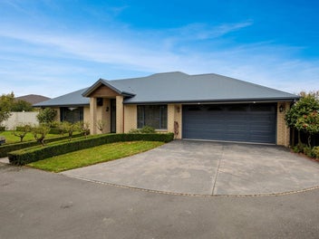 Spacious 5-Bedroom Family Home!