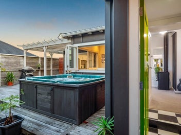 Cozy home with City Skyline