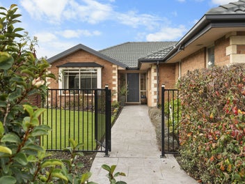 3 Car Garaging - Park Close by!