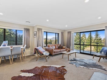 Easy Living, Scenic Setting