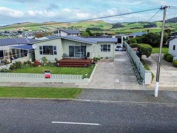 Incredible Views From This Comfy Home Plus ..