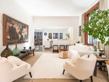 VIEWS AND ELEGANCE IN THE HEART OF THORNDON
