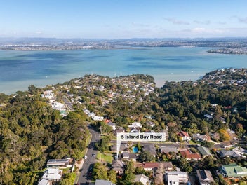 Last opportunity to secure big family home!
