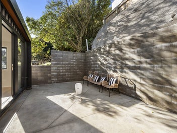 EASY, BRAND NEW, CITY FRINGE LIVING!