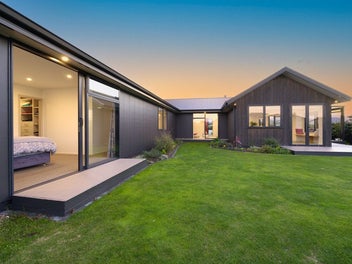 Designer Tranquility in a Prime Coastal Cul-de-Sac