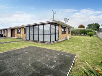 EASY LIVING - PRIVATE LOCATION