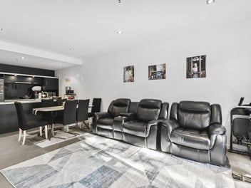 TRENDY NEWTOWN LIVING - CITY FRINGE GEM