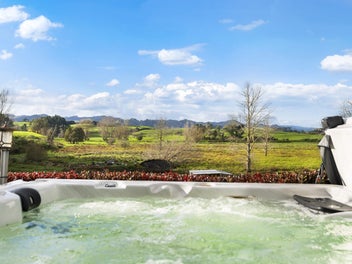 Stunning Views, Space & Modern Style!