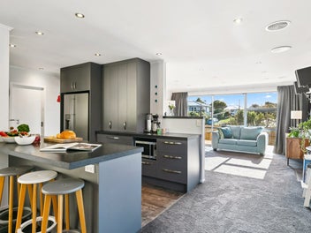 SUNNY & VERSATILE WITH LOVELY VIEWS