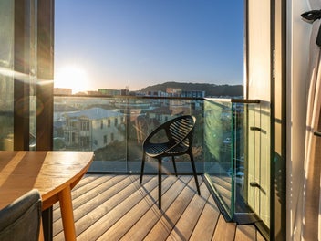 SUNNY, NEAR-NEW CITY PAD