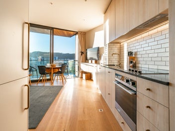 SUNNY, NEAR-NEW CITY PAD