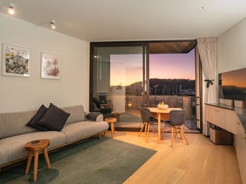 SUNNY, NEAR-NEW CITY PAD