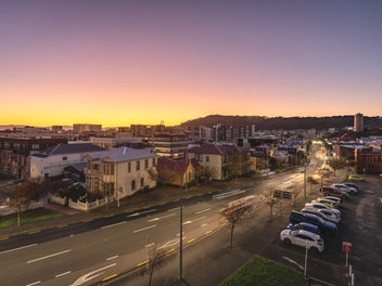 SUNNY, NEAR-NEW CITY PAD
