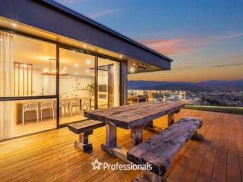 STUNNING HOME, PANORAMIC VIEWS, MUST SEE