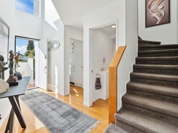 Beautiful Street-Front Townhouse – Double Gram...