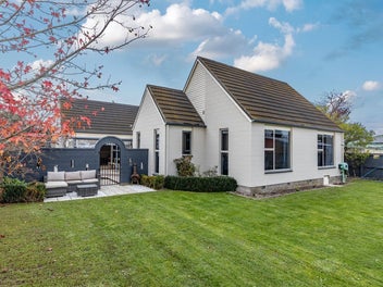 Character, Double Glazed & Privacy on 997m²