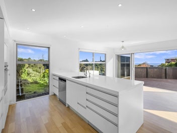 OUTSTANDING VIEWS, MODERN, LOW MAINTENANCE