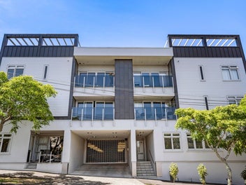 Spacious entry to Grey Lynn
