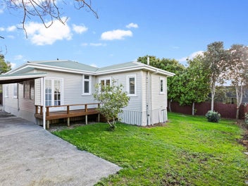 Renovated Bungalow with Studio Opposite St Lukes