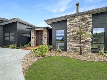 Triple Garage and Solar Power System