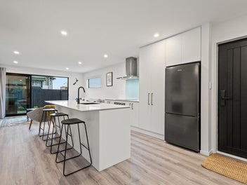 Modern Townhouse Steps from Arena & Hagley Park