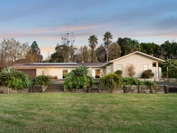 Yard & Home – Easy Access to the Motorway