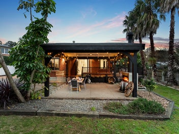 Stylish Brick & Tile Family Home in Top Location