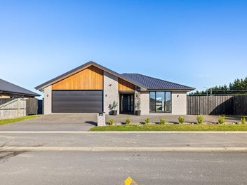 Modern Luxury with Space for Everyone- Must See!