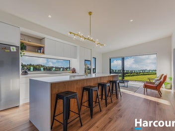 Architectural Dual Living Opportunity In Tasman