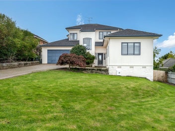 Rare Golden Opportunity - 2054m2 with Seaview