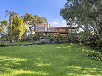 Sea views and coastal living in Birkenhead Point