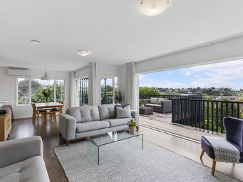 Lush Gardens, Sea Views - Live the Beachside Dream