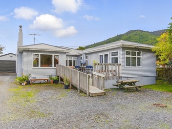 Versatile living on full-sized section