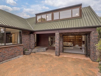 Superb location - living large
