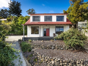 Relaxed Living Above the Harbour