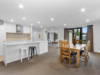 Owner Says Sell! Moving to Australia