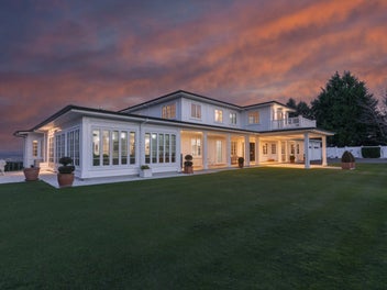 Iconic Acacia Bay Estate – Contemporary Luxury