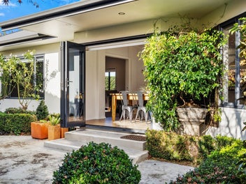 Elegant easy living in superb central position