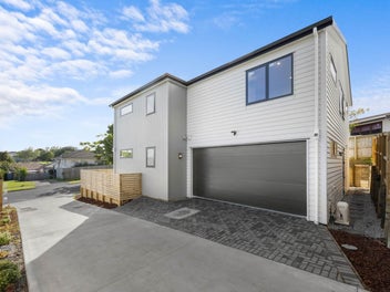 Modern 5-Bedroom Luxury with Scenic Views – Li...