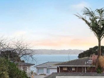 Stunning Spacious Seaview Apartment!