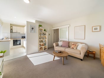 SUN-SOAKED CITY-FRINGE LIVING WITH SEA VIEWS