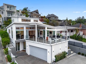 Contemporary Sun-Trap with Panoramic Park Views