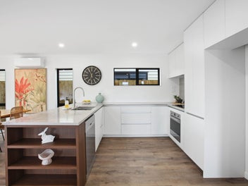 3 Beds + Study! 2 Huge Livings! 165m2+ Inside!