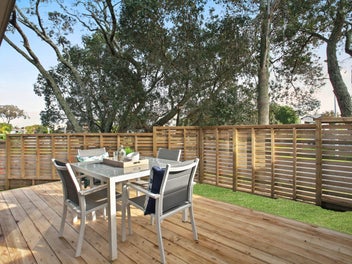 3 Beds + Study! 2 Huge Livings! 165m2+ Inside!