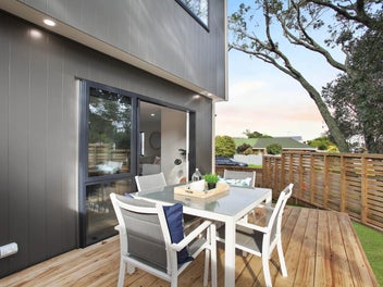 3 Beds + Study! 2 Huge Livings! 165m2+ Inside!