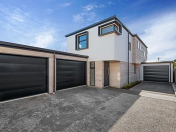 Stunning, High Spec 2 Bed 2 Bath with Garage